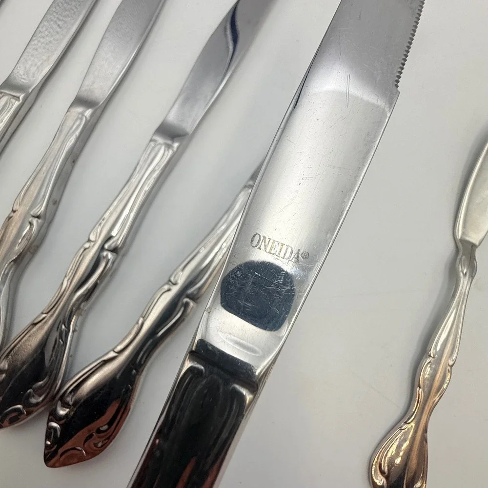 Oneida Andrina 18/8 Stainless Flatware 45 Piece Set Scroll Design Silverware